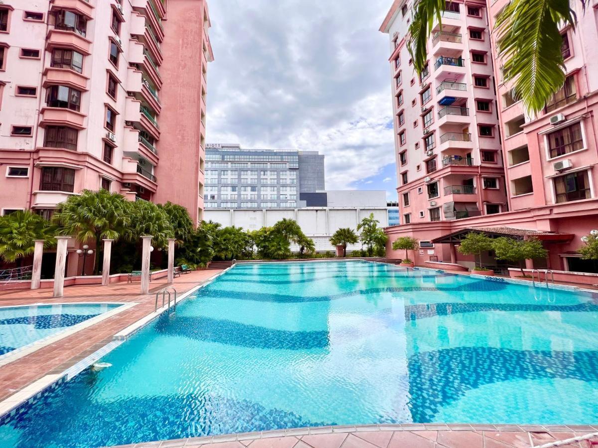Penthouse Marina Court Vacation Home 4 Bedrooms Kota Kinabalu 14Pax Экстерьер фото